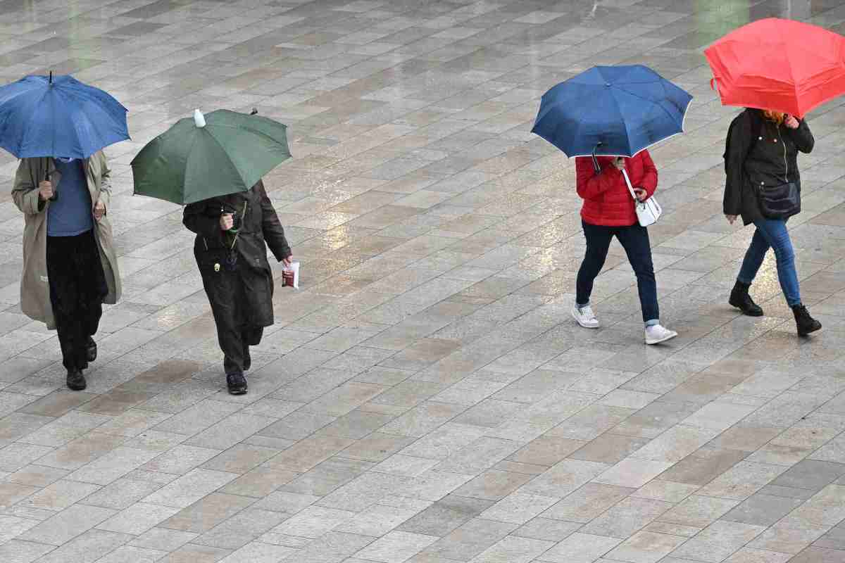 persone con gli ombrelli sotto la pioggia