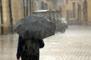 una persona si ripara dalla pioggia