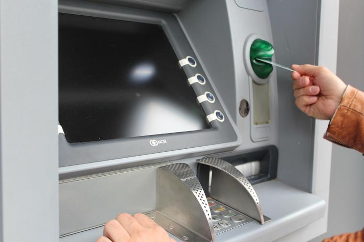 Uomo che effettua un prelievo all'ATM