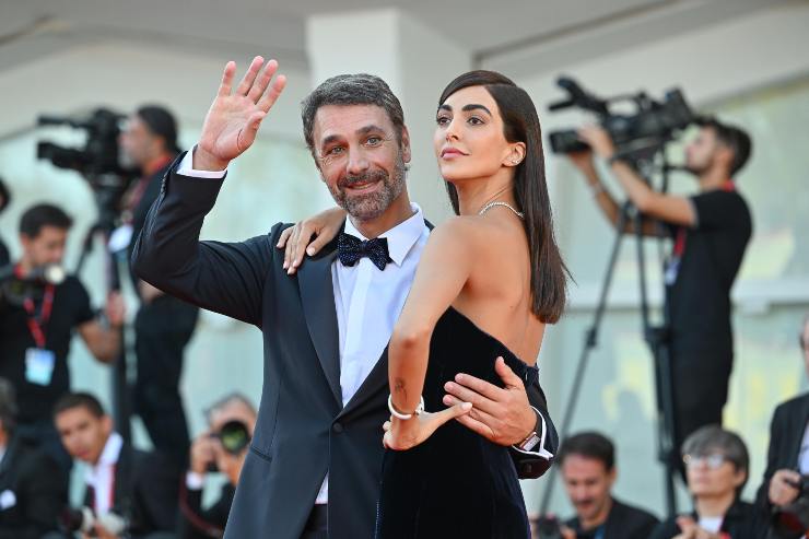 Raoul Bova abbraccia Rocio Munoz Morales