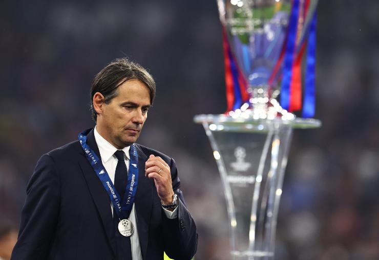 Simone Inzaghi con la medaglia al collo dopo la finale di Champions
