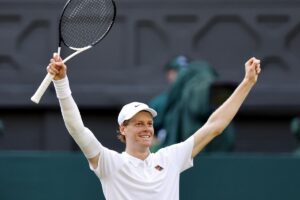 Jannik Sinner esulta dopo la vittoria di Wimbledon