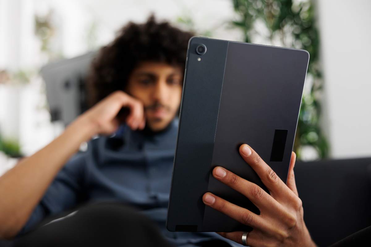 Ragazzo con tablet in mano