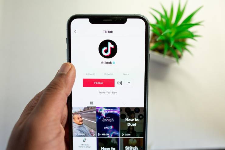 Smartphone con aperta l'app di TikTok