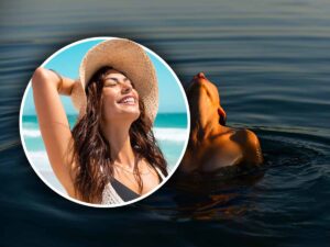 una ragazza prende il sole in acqua