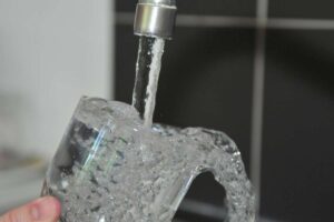 acqua che esce dal rubinetto