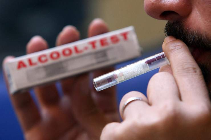 automobilista sottoposto ad alcol test