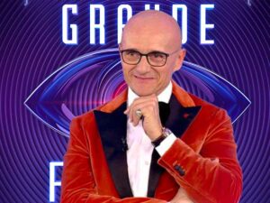Alfonso Signorini con dietro il logo del Grande Fratello