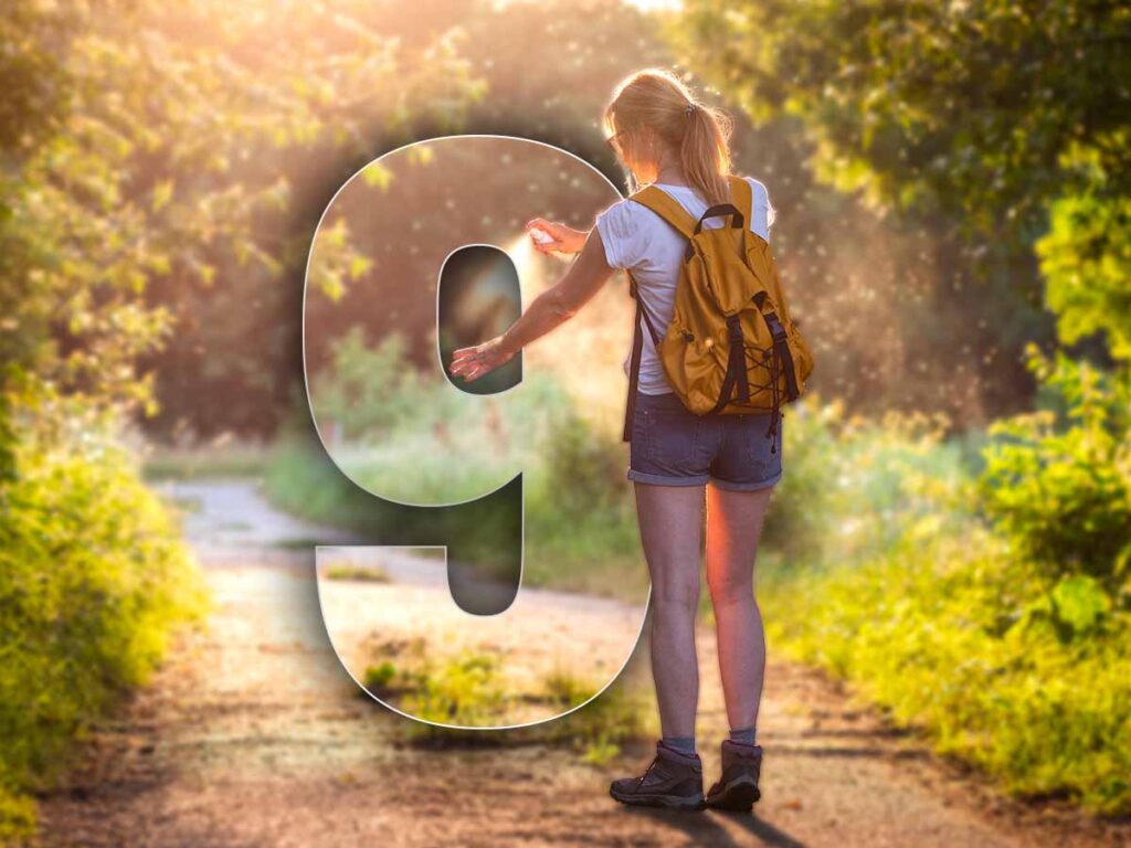 il numero 9 e vicino una ragazza che si spruzza uno spray