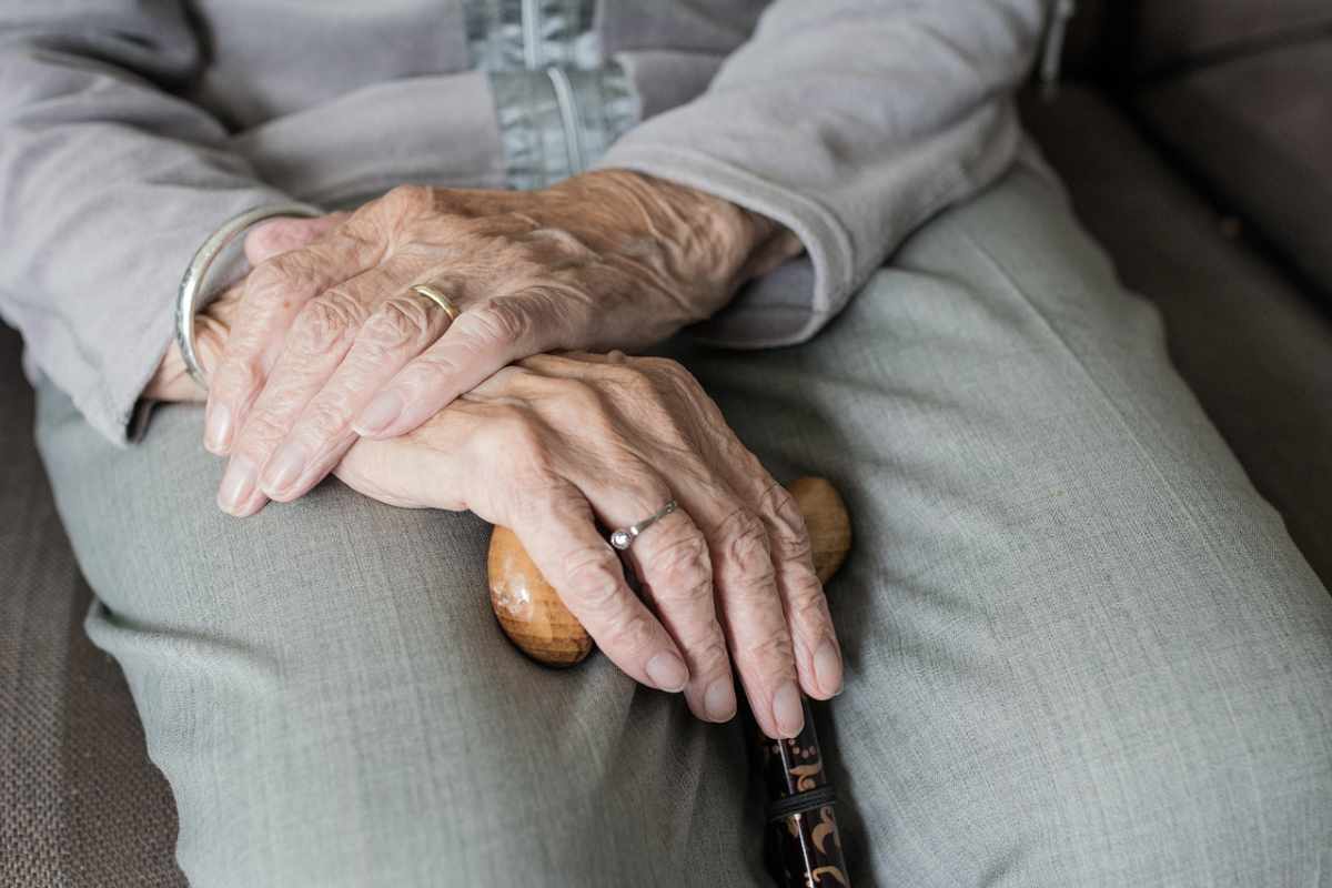 anziani mano nella mano