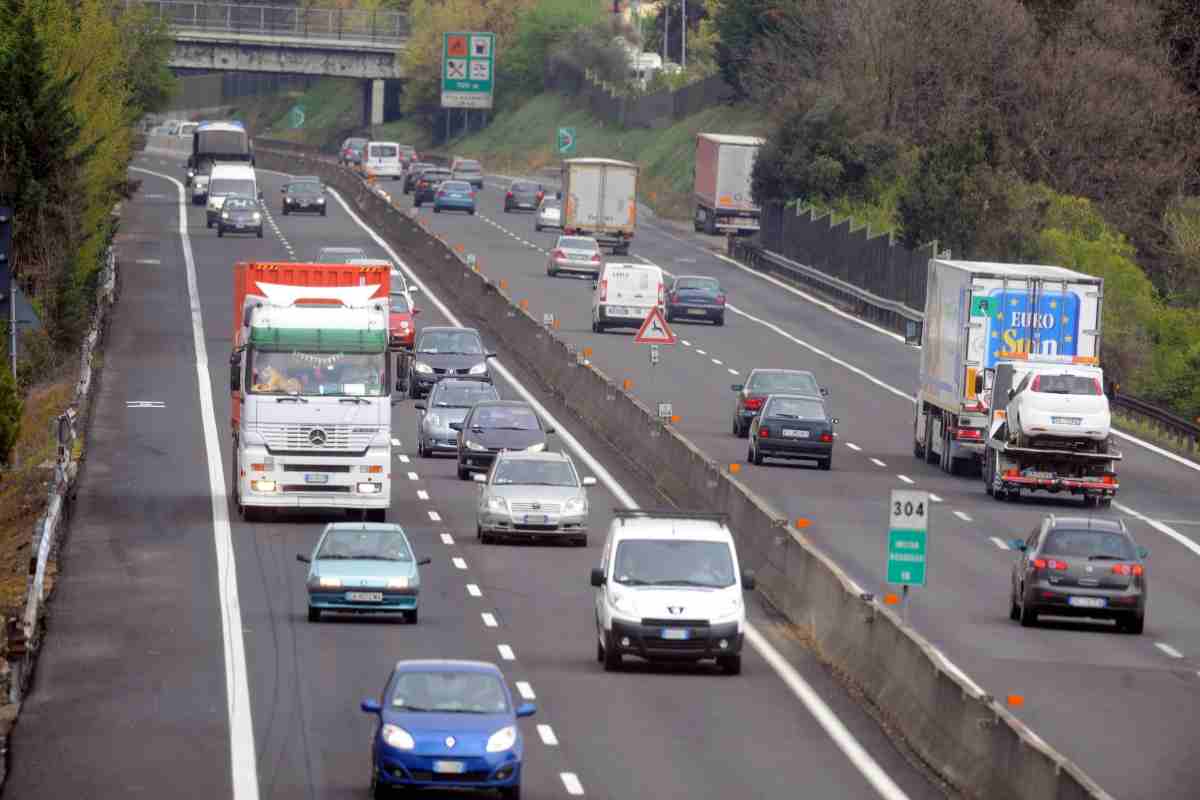 auto in transito sull'autostrada