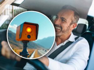 un autovelox e un automobilista alla guida