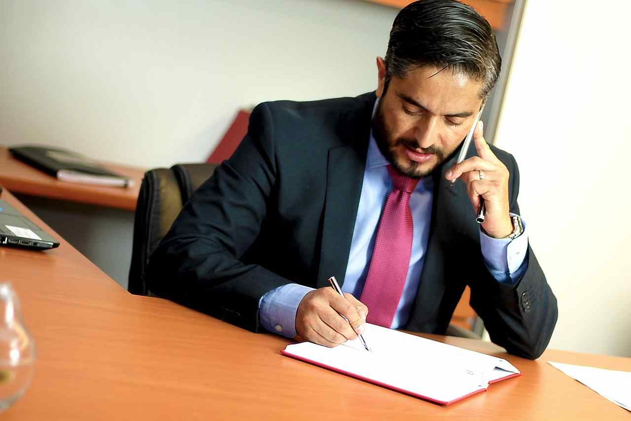 un avvocato nel suo studio