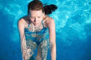 una ragazza fa un bagno in piscina
