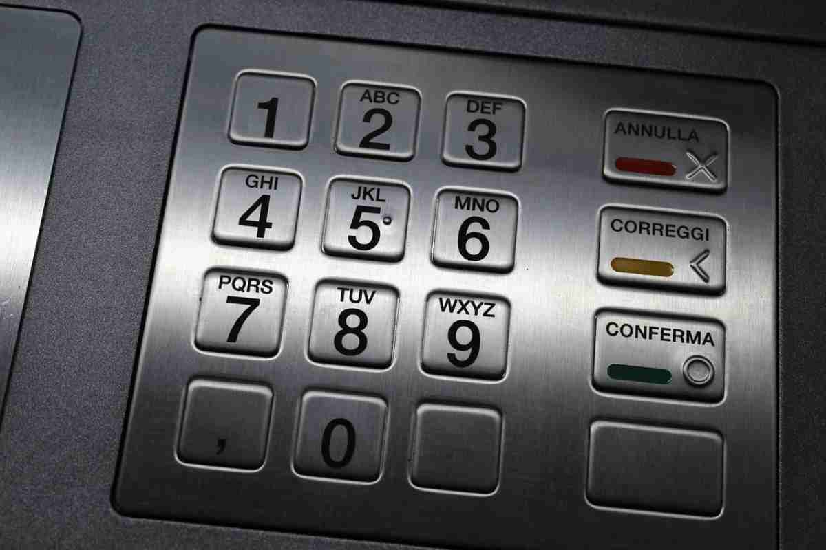 Altra stangata al Bancomat per gli italiani: ecco come pagare meno Altra stangata al Bancomat per gli italiani: ecco come pagare meno