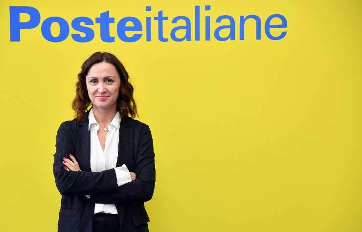 donna con le braccia conserte