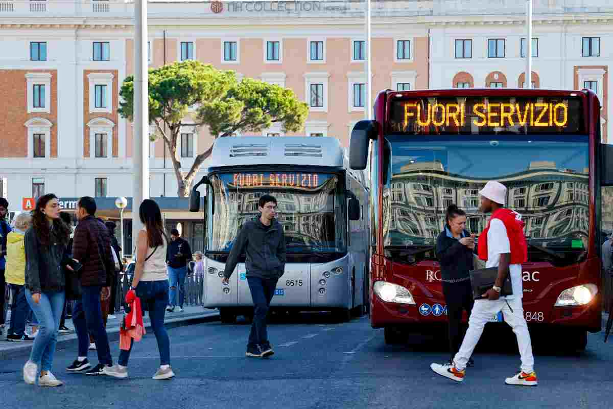 passeggeri vicino a autobus ATAC
