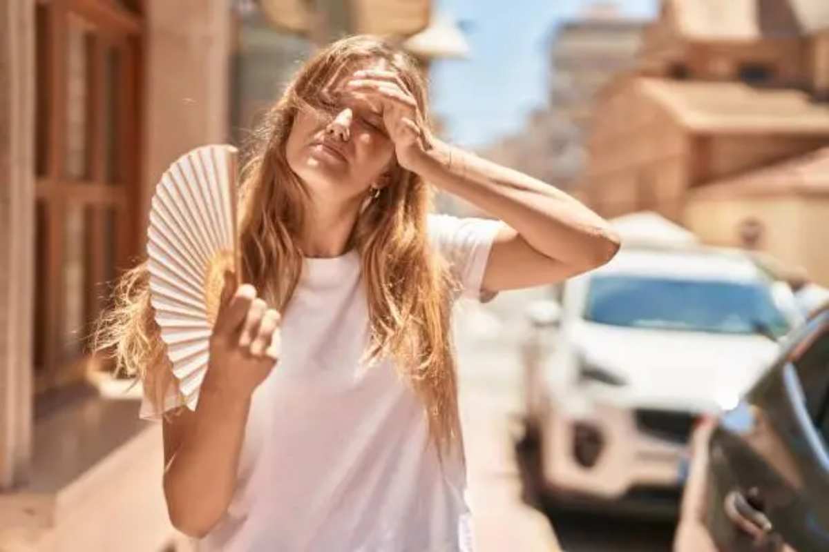 donna affaticata per caldo
