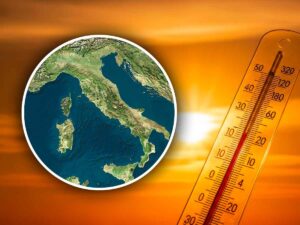 un termometro con vicino l'immagine geografica dell'Italia