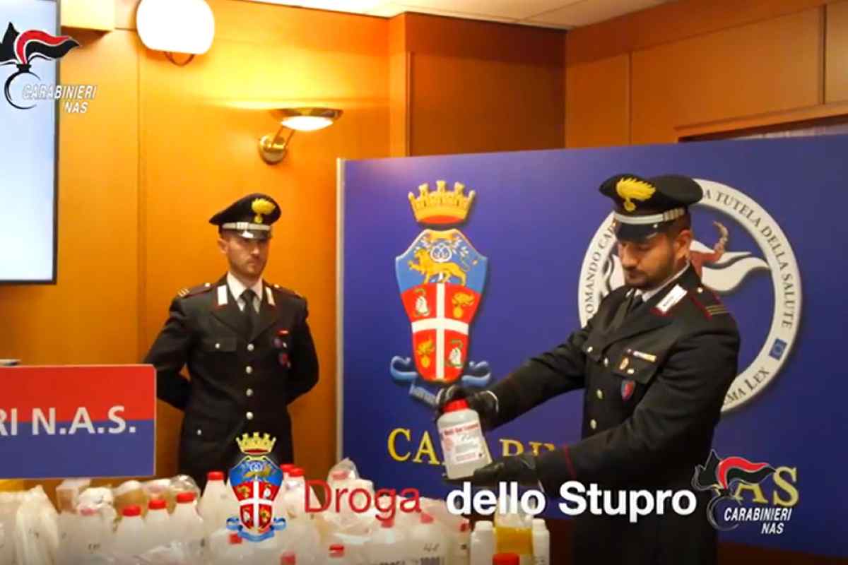 Carabinieri mostrano alcune droghe sequestrate