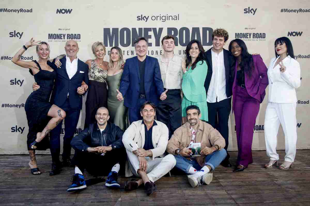 Fabio Caressa con i concorrenti di Money Road