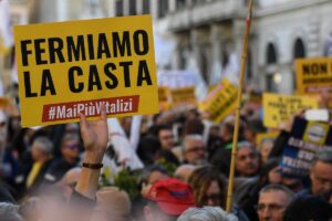 cartello con scritta Fermiamo la Casta