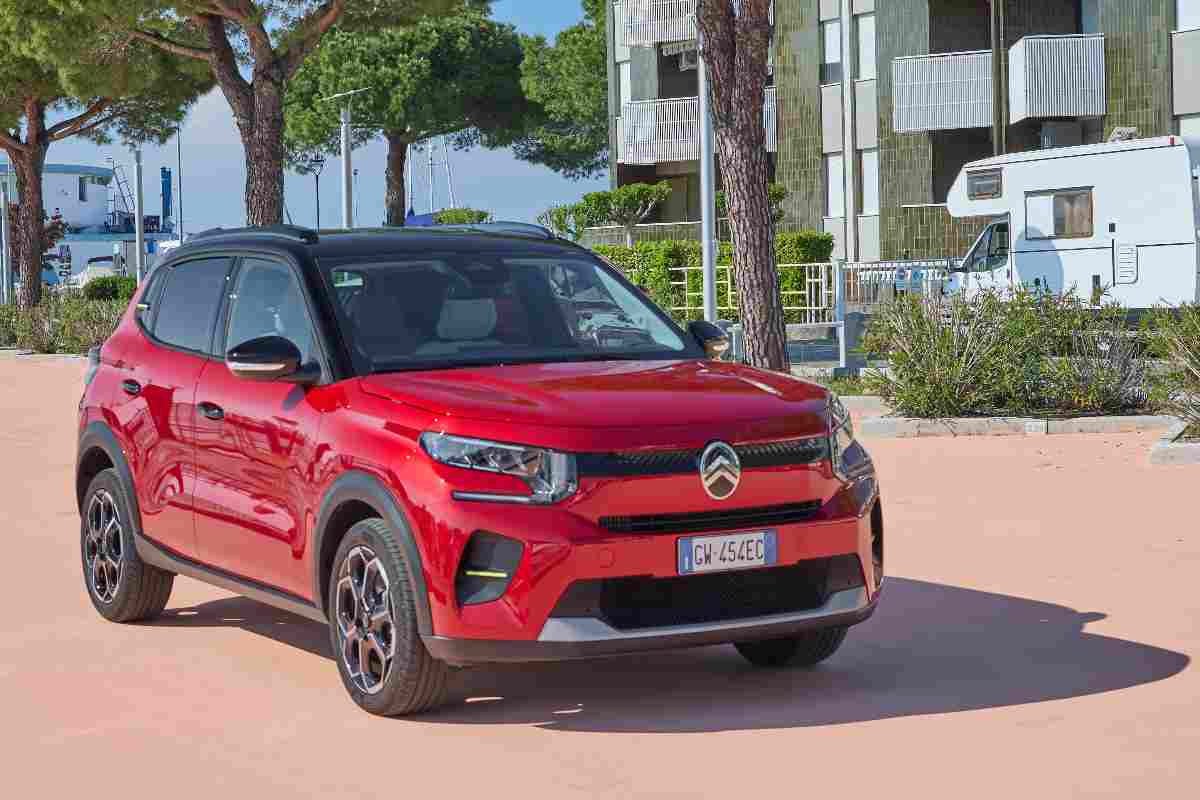 una Citroen C3 parcheggiata di colore rosso