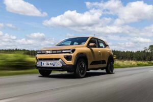 una Dacia Spring di colore giallo
