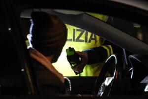 automobilista sottoposto all'etilometro