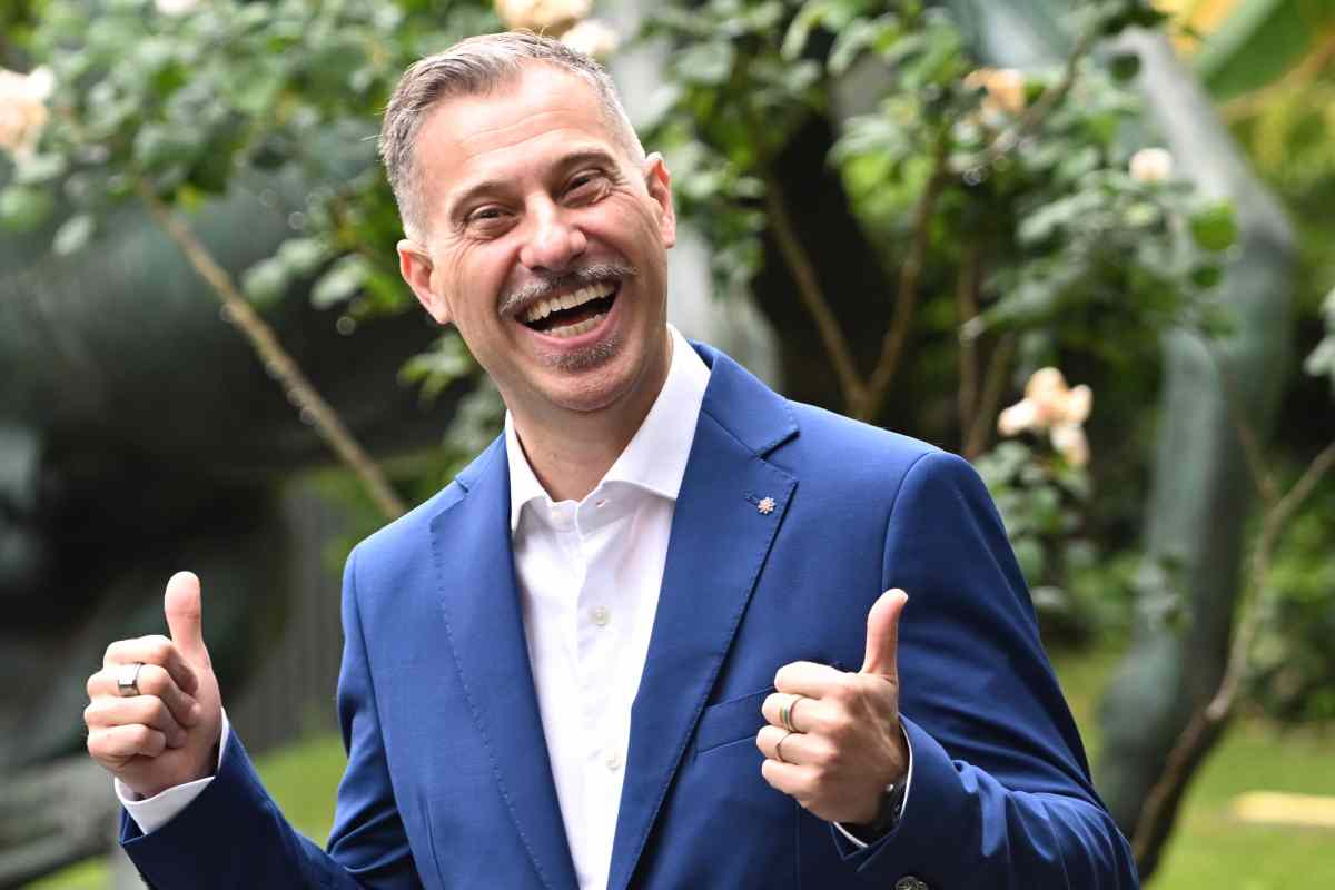 Gabriele Corsi sorride in primo piano