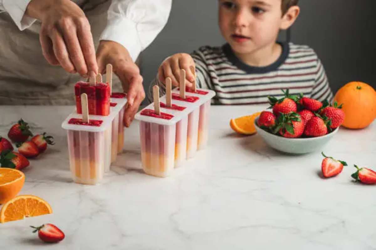 Preparare i ghiaccioli in casa ora è facilissimo: pronti in tre semplici e veloci mosse Preparare i ghiaccioli in casa ora è facilissimo: pronti in tre semplici e veloci mosse