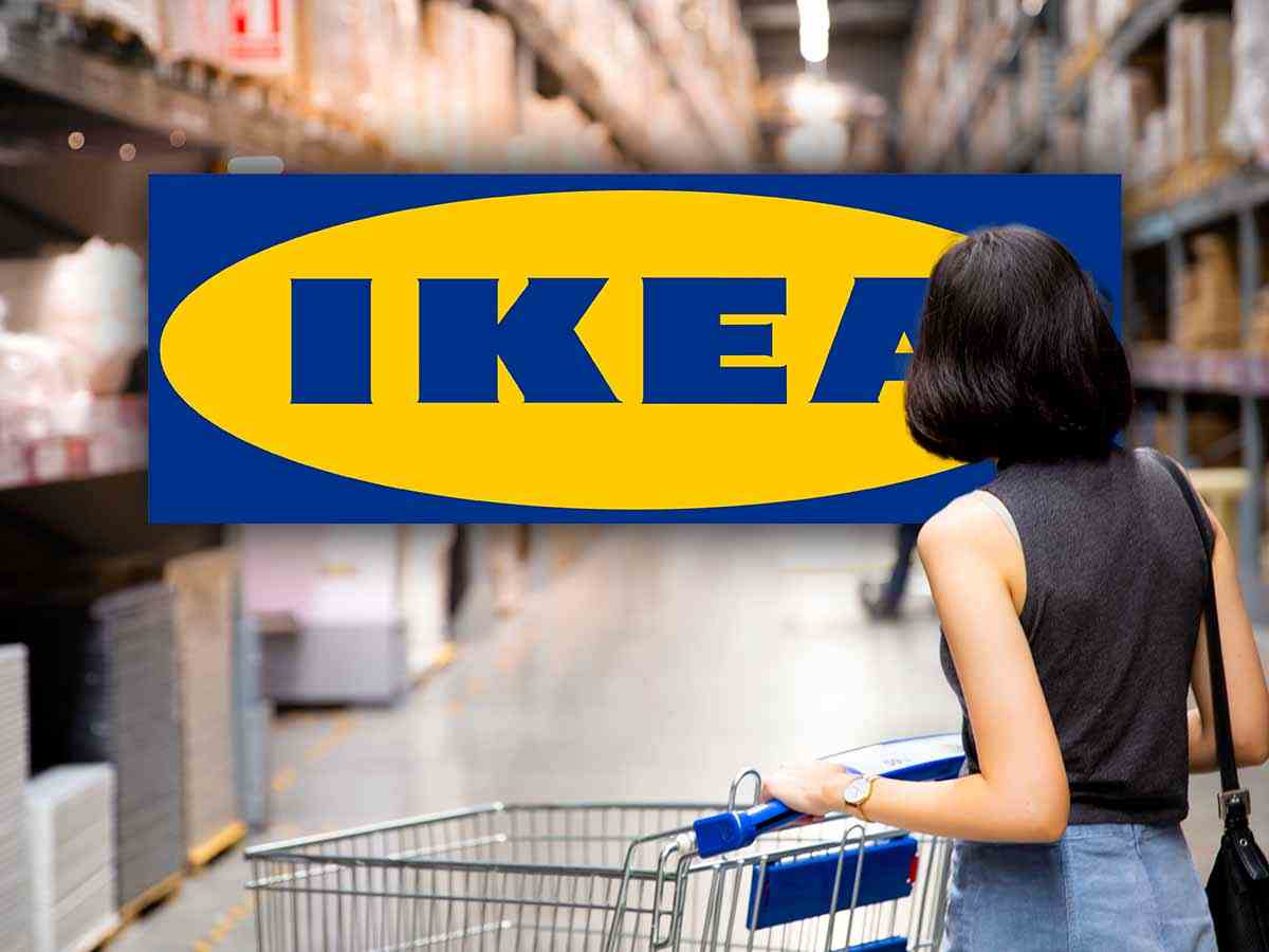 logo Ikea e una donna ripresa di spalle con un carrello della spesa