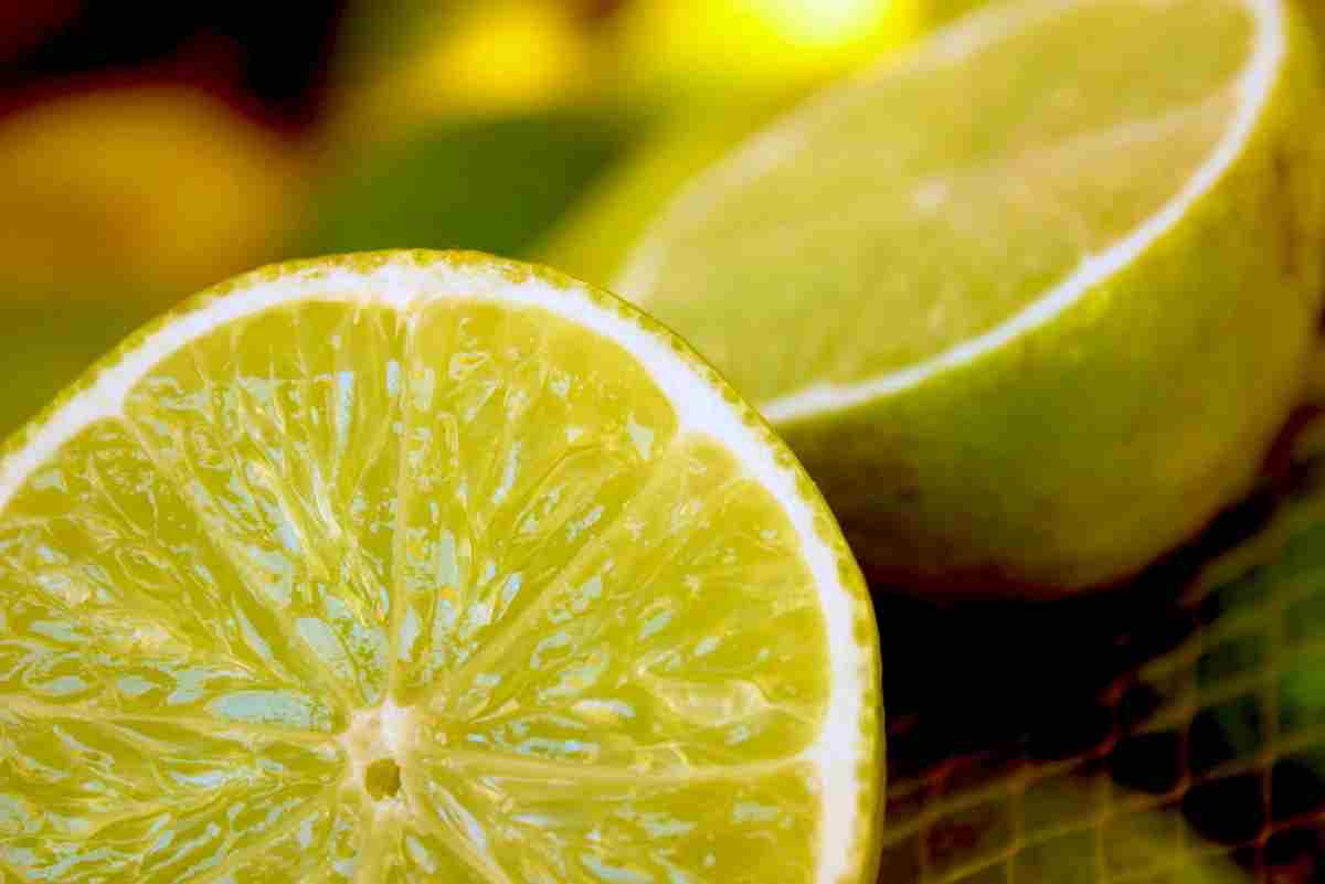 un limone aperto in due metà