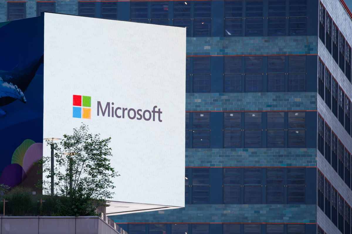 insegna di Microsoft su un palazzo