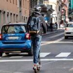 una persona su un monopattino