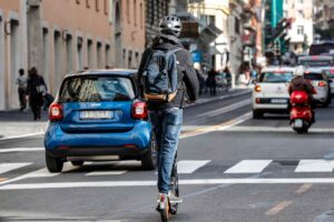 una persona su un monopattino