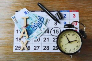 soldi, calendario e sveglia