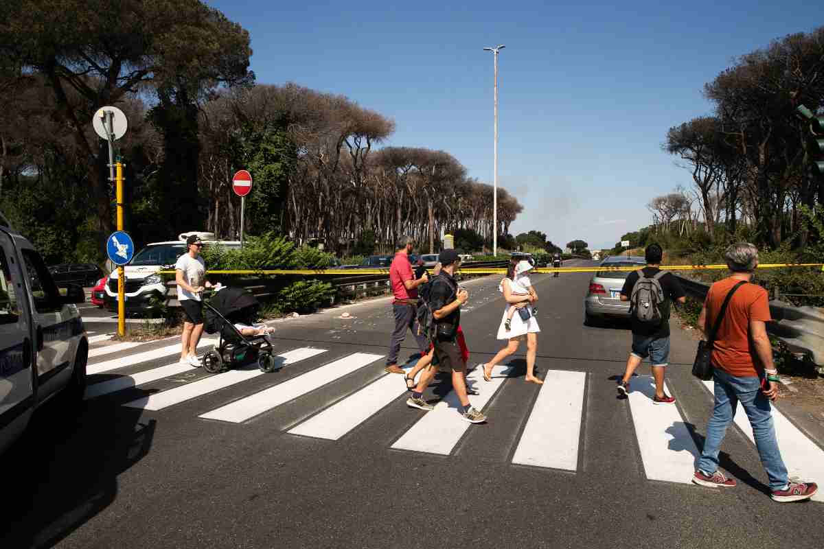 Pedoni attraversano la strada