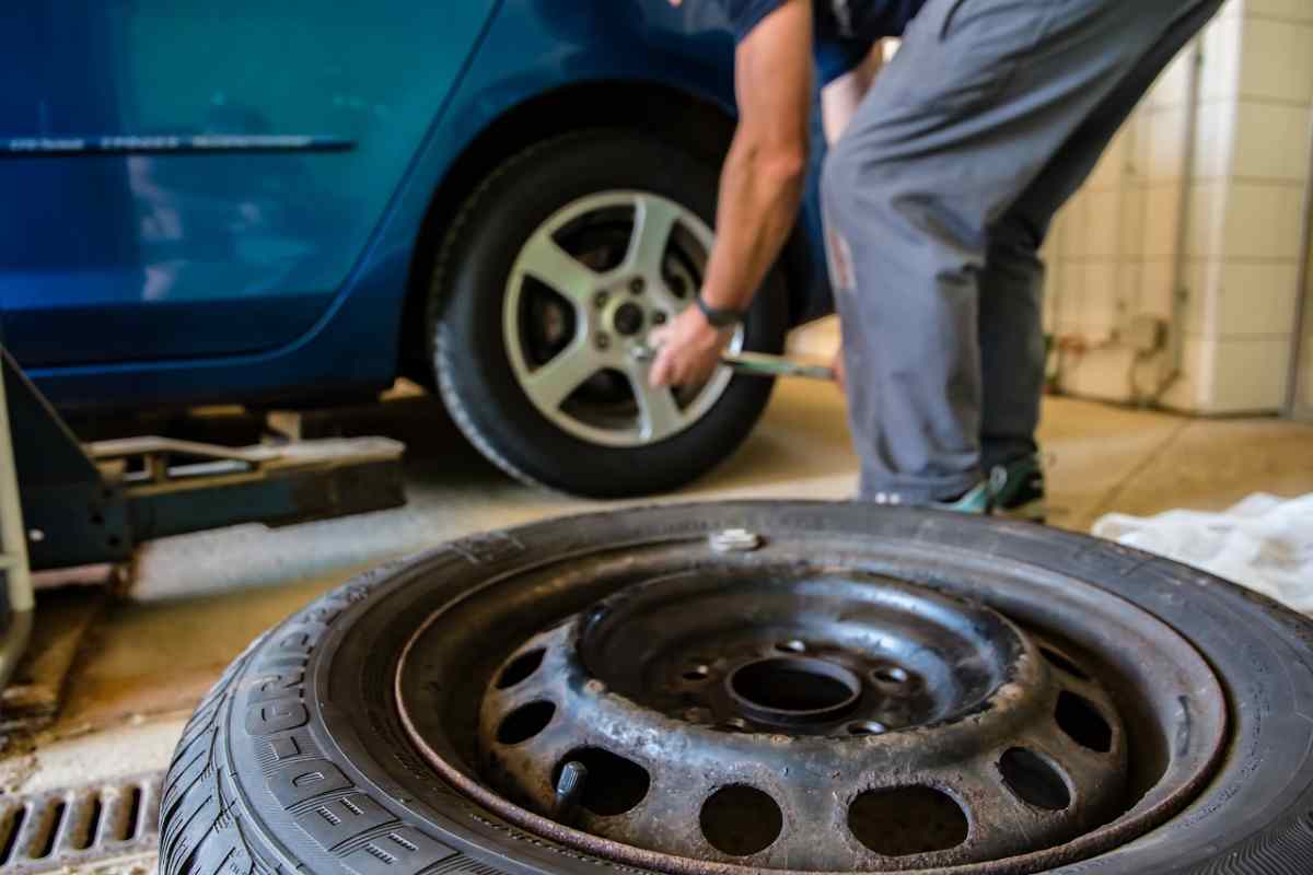 meccanico cambia uno pneumatico