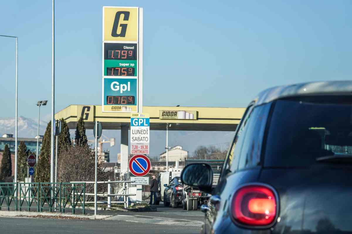Insegna di un distributore di benzina no logo