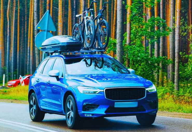 un'auto con il portabici sul tetto
