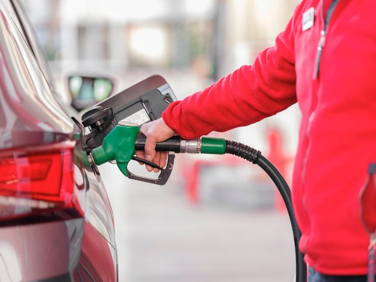 erogatore benzina nel serbatoio
