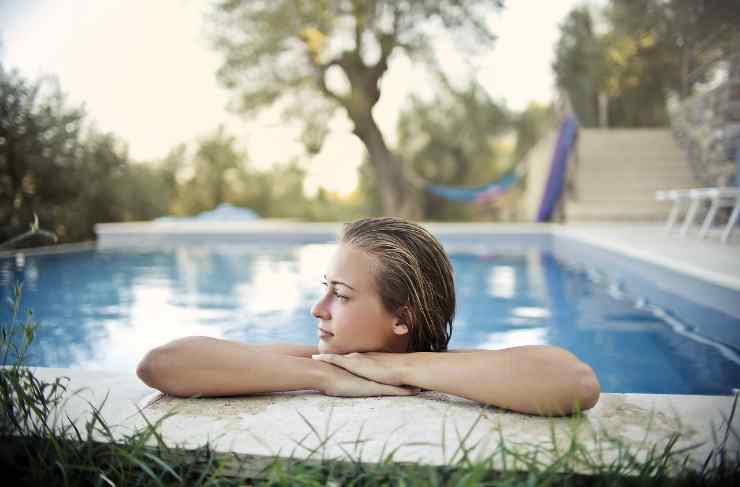 una ragazza in piscina