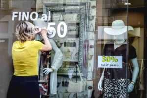 vetrina di un negozio con le insegne dei saldi