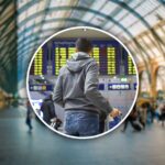un uomo di spalle legge gli orari delle partenze in stazione
