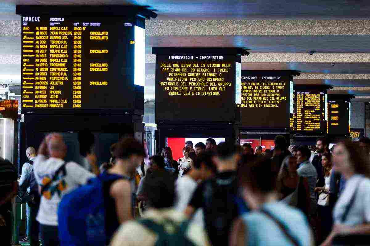 tabellone treni in stazione con cancellazioni e ritardi