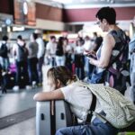 Gente in attesa in stazione