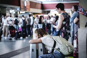 Gente in attesa in stazione