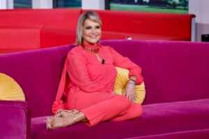 Simona Ventura seduta su un divano