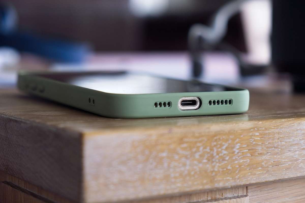 Sai perché devi tenere sempre il telefono capovolto? C’entra anche la batteria Sai perché devi tenere sempre il telefono capovolto? C’entra anche la batteria